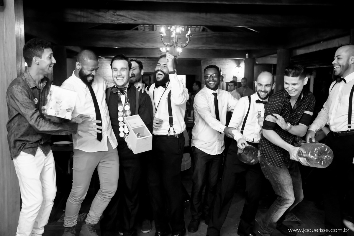 jaque risse, andre risse, estudio bebedouro, melhores fotografos, noivo e seus padrinhos arrecadando dinheiro para a gravata, todos muito alegres