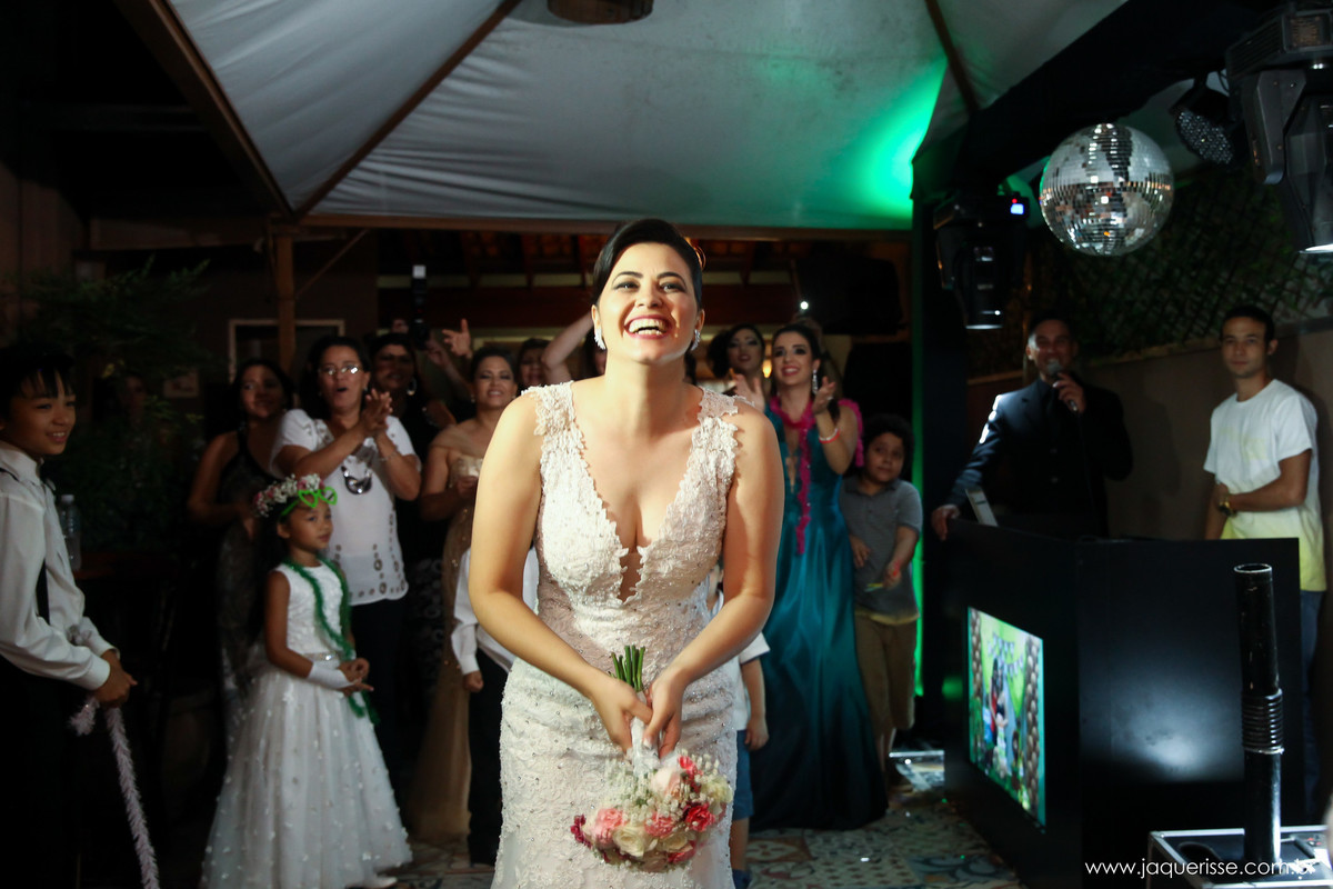 jaque risse, andre risse, estudio bebedouro, melhores fotografos, noiva preparada para jogar o buque, e suas convidadas atras ansiosas