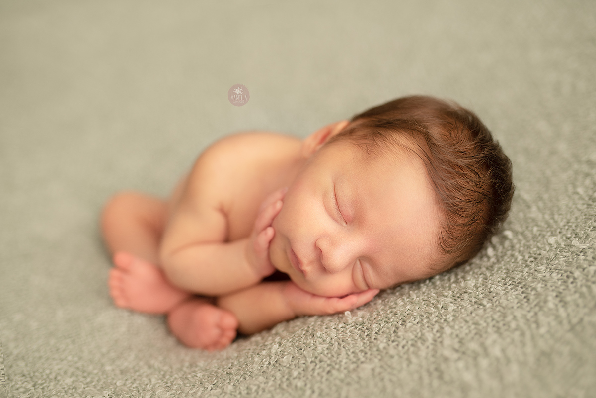 BEBE-DORMINDO-COM-A-MÃO-NO-ROSTO