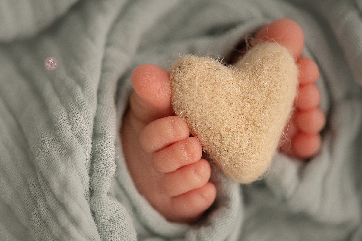 BEBE-PÉZINHO-FOTOGRAFIA-BOOK-NEWBORN-CORAÇÃO