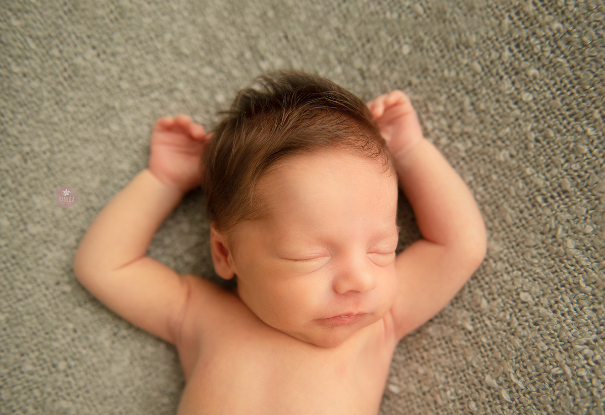 BEBE-FAZENDO-POSE-DORMINDO