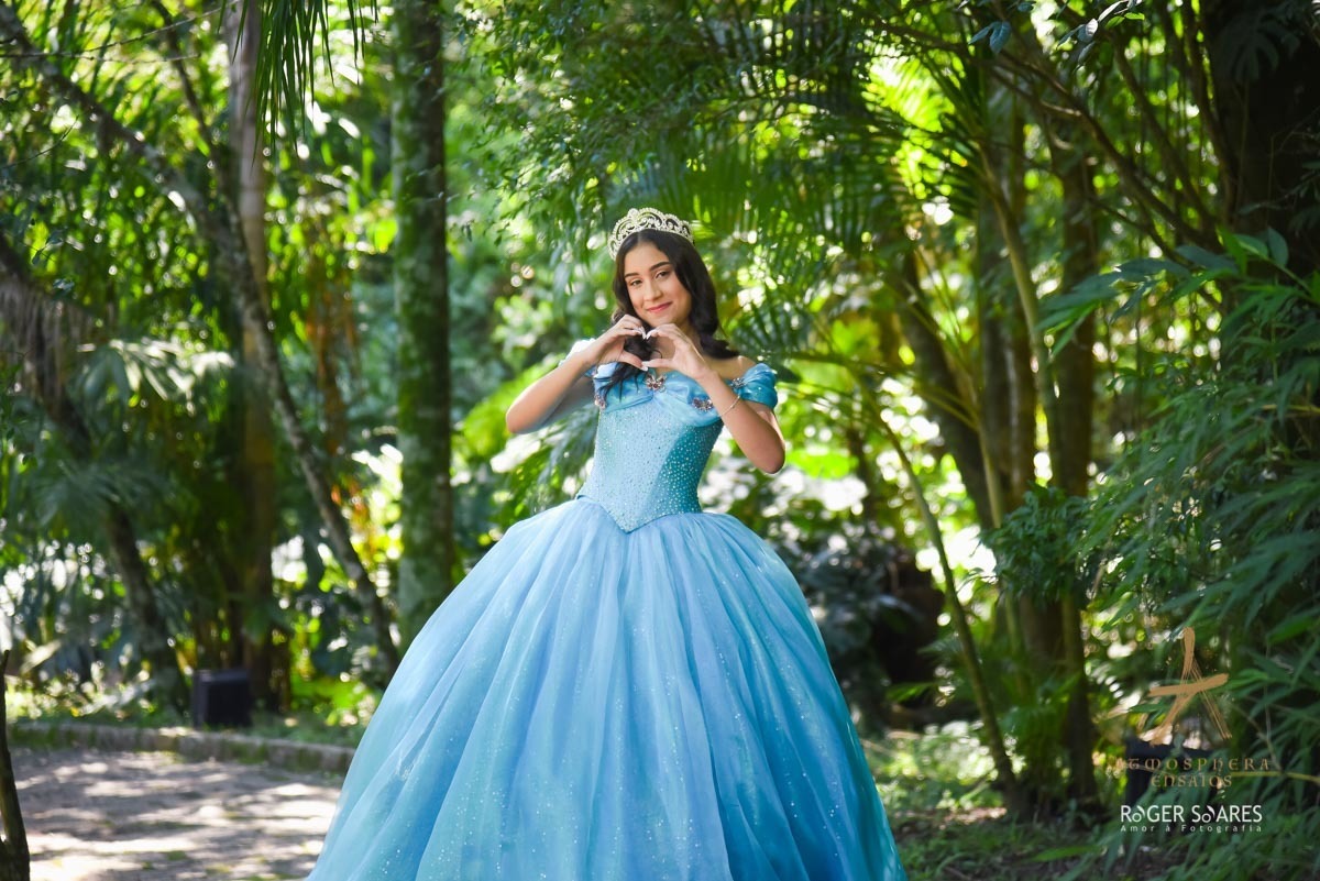 Ensaio Fotográfico Castelo dos Vinhais Vinhedo São Paulo Interior Externa Vestido de Princesa Azul Maquiagem Debutante 15 anos jóias brilhos carruagem ferro antiga cavalos