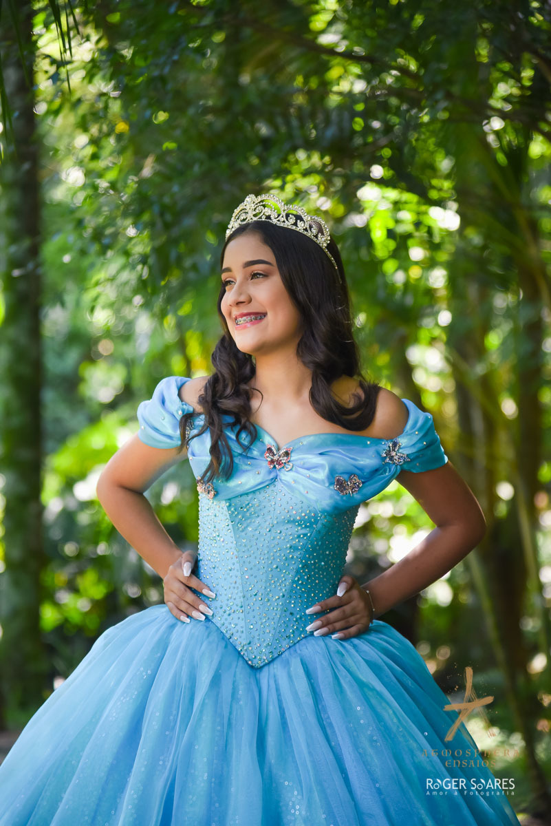 Ensaio Fotográfico Castelo dos Vinhais Vinhedo São Paulo Interior Externa Vestido de Princesa Azul Maquiagem Debutante 15 anos jóias brilhos carruagem ferro antiga cavalos