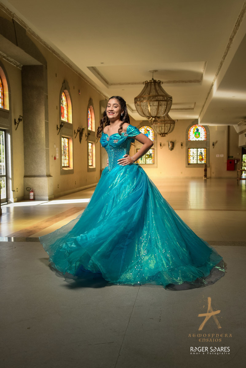 Ensaio Fotográfico Castelo dos Vinhais Vinhedo São Paulo Interior Externa Vestido de Princesa Azul Maquiagem Debutante 15 anos jóias brilhos carruagem ferro antiga cavalos
