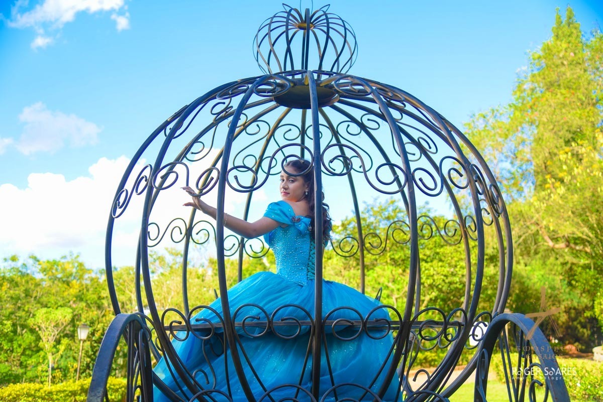 Ensaio Fotográfico Castelo dos Vinhais Vinhedo São Paulo Interior Externa Vestido de Princesa Azul Maquiagem Debutante 15 anos jóias brilhos carruagem ferro antiga cavalos