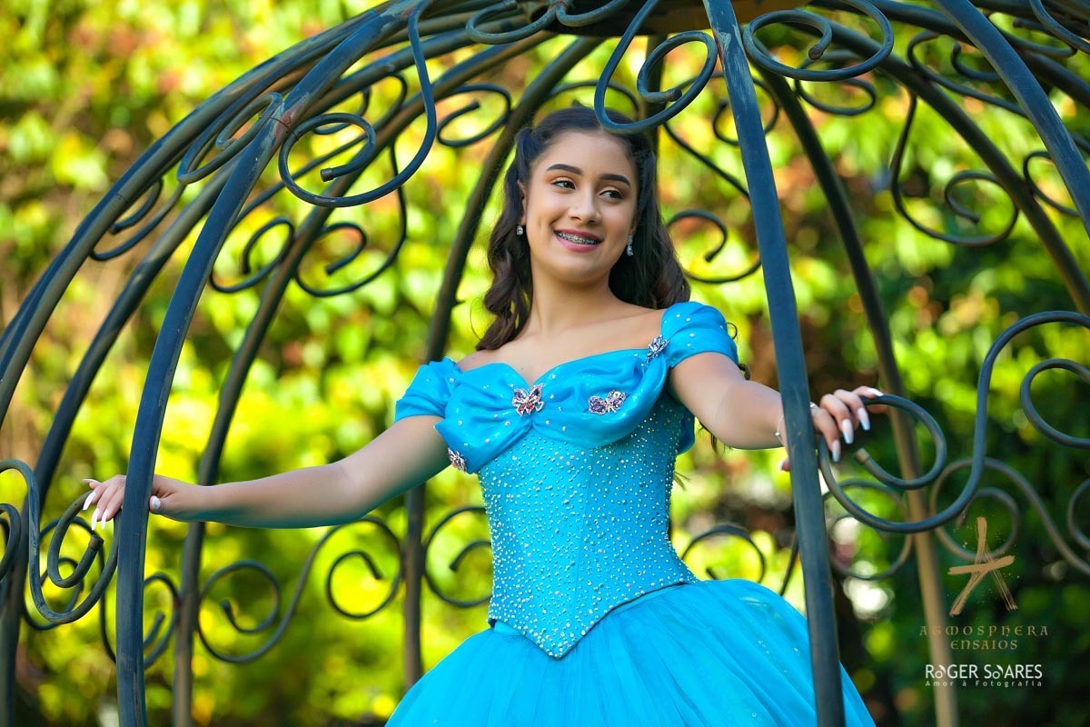 Ensaio Fotográfico Castelo dos Vinhais Vinhedo São Paulo Interior Externa Vestido de Princesa Azul Maquiagem Debutante 15 anos jóias brilhos carruagem ferro antiga cavalos