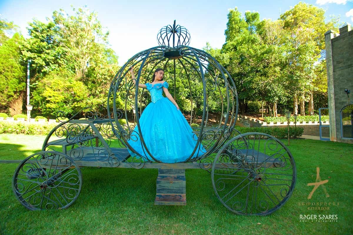 Ensaio Fotográfico Castelo dos Vinhais Vinhedo São Paulo Interior Externa Vestido de Princesa Azul Maquiagem Debutante 15 anos jóias brilhos carruagem ferro antiga cavalos