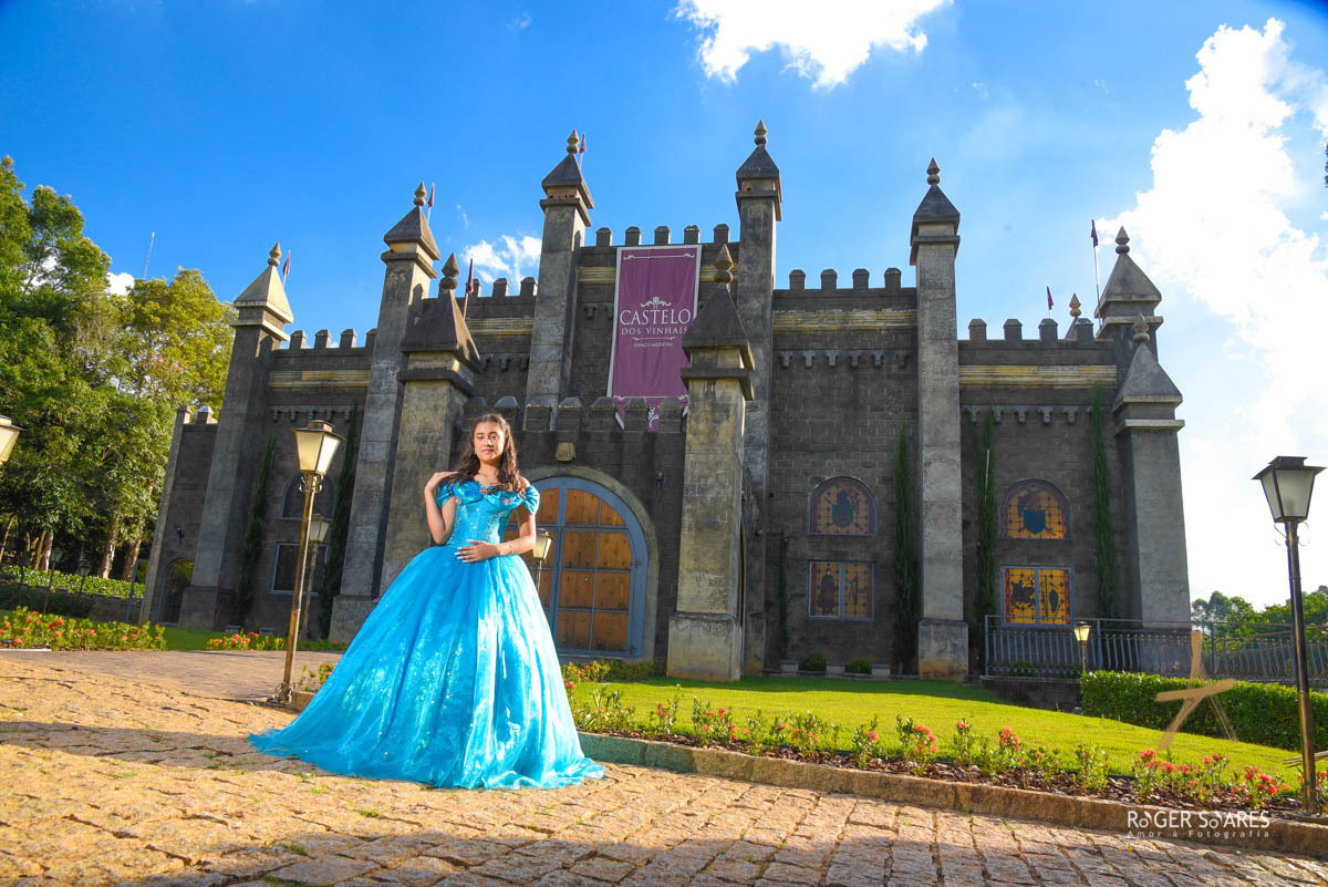 Ensaio Fotográfico Castelo dos Vinhais Vinhedo São Paulo Interior Externa Vestido de Princesa Azul Maquiagem Debutante 15 anos jóias brilhos carruagem ferro antiga cavalos