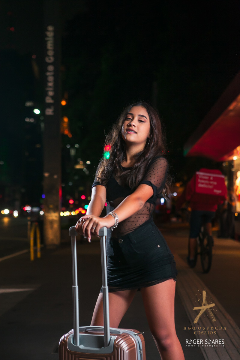 Ensaio Fotográfico de debutante avenida paulista a noite moda teen 15 anos top look make cabelo comprido família aniversário rua iluminada