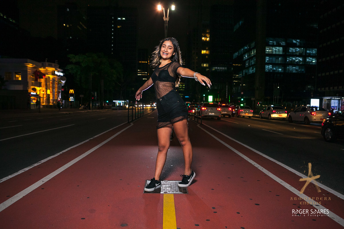 Ensaio Fotográfico de debutante avenida paulista a noite moda teen 15 anos top look make cabelo comprido família aniversário rua iluminada