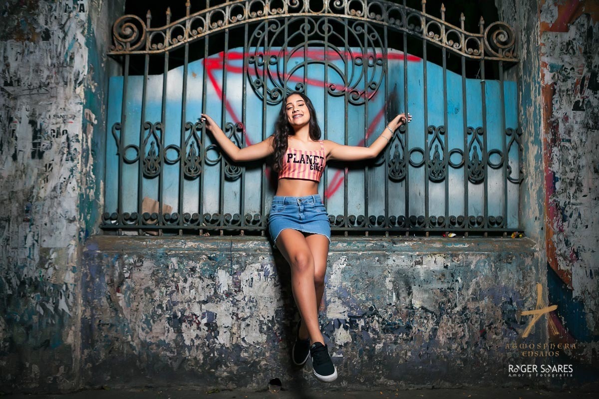 Ensaio Fotográfico de debutante avenida paulista a noite moda teen 15 anos top look make cabelo comprido família aniversário rua iluminada