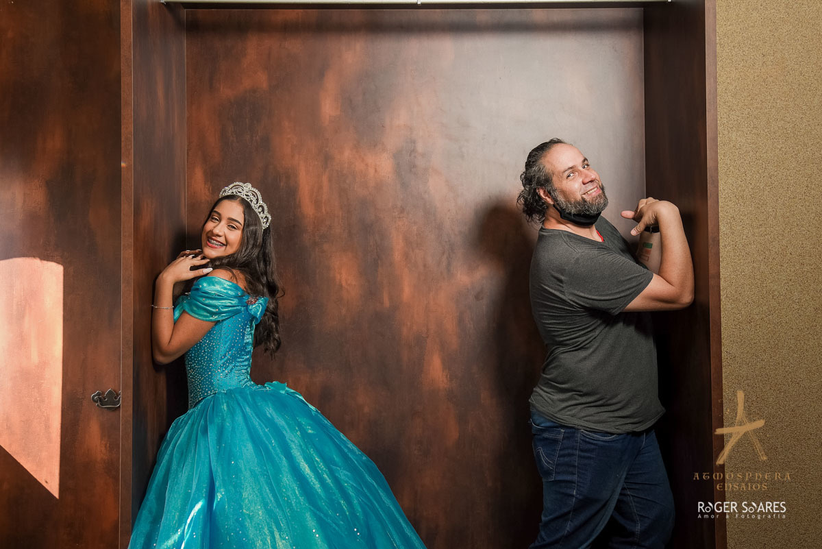 Ensaio Fotográfico de debutante avenida paulista a noite moda teen 15 anos top look make cabelo comprido família aniversário rua iluminada