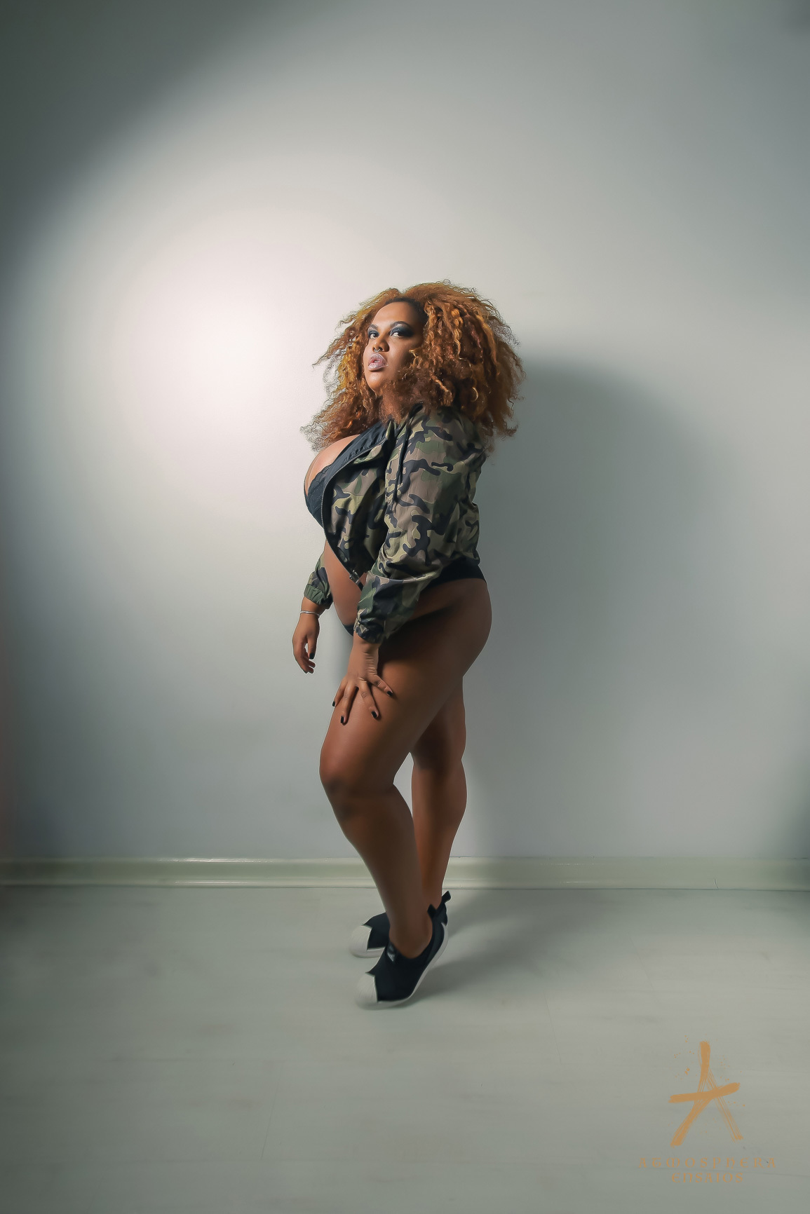 mulher negra preta gorda obesa obesidade gordura barriga nega cachos sarará cabelos makeup bumbum nádegas pose posando sensual sexy sensualidade empoderamento feminino ensaio fotografico book feminino