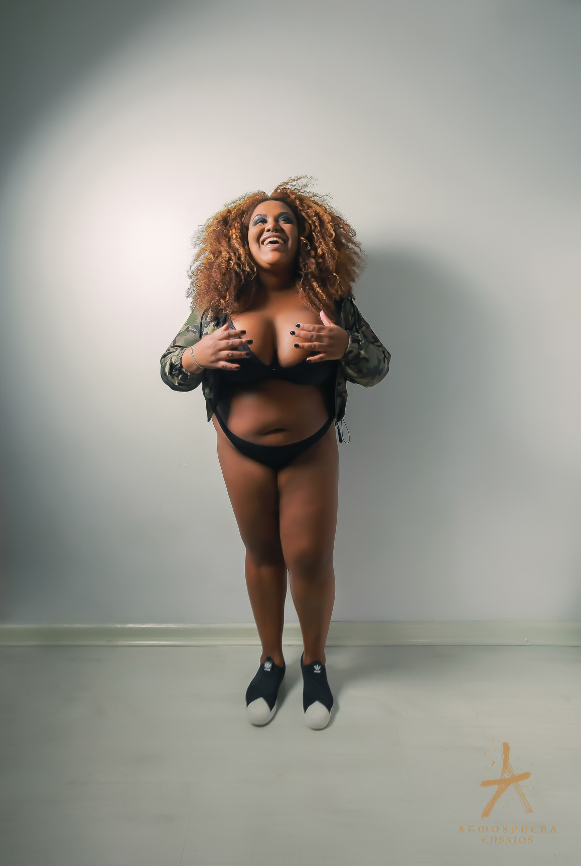 mulher negra preta gorda obesa obesidade gordura barriga nega cachos sarará cabelos makeup bumbum nádegas pose posando sensual sexy sensualidade empoderamento feminino ensaio fotografico book feminino