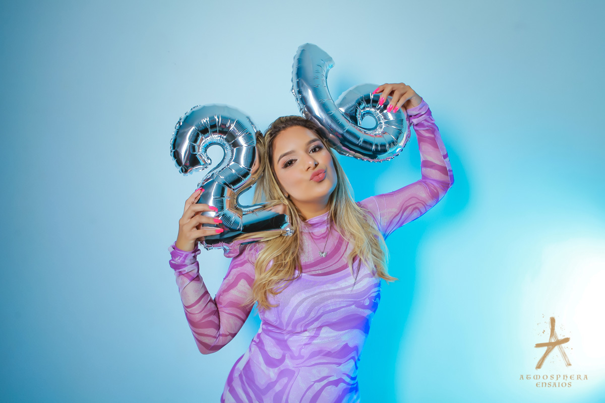 Ensaio Fotográfico em Estúdio SP capital Fotografia Feminina Maquiagem e cabelo Book Retratos Mulheres Auto Estima Imagem Empoderamento Mulheres Reais Verdadeiras Possíveis Loira vestido colorido cachos