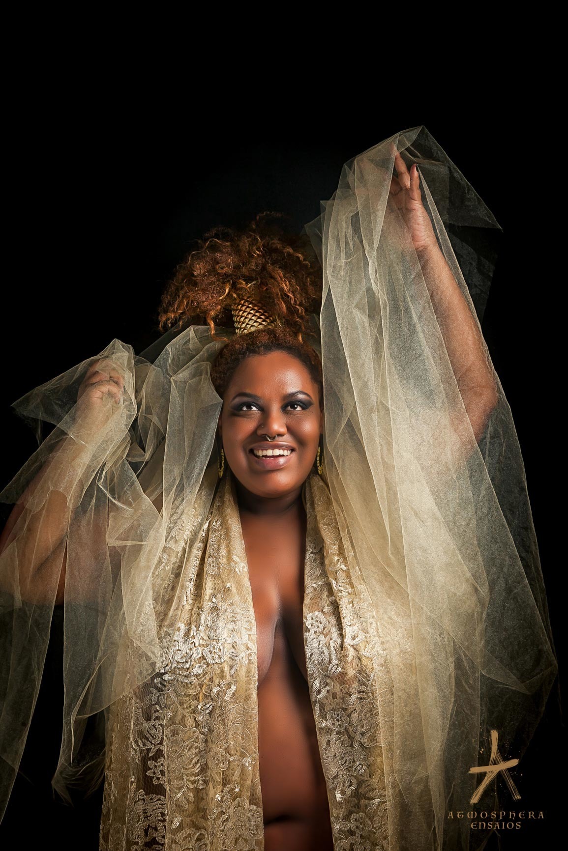 mulher negra preta gorda obesa obesidade gordura barriga nega cachos sarará cabelos makeup bumbum nádegas pose posando sensual sexy sensualidade empoderamento feminino ensaio fotografico book feminino retrato fine art estúdio sp
