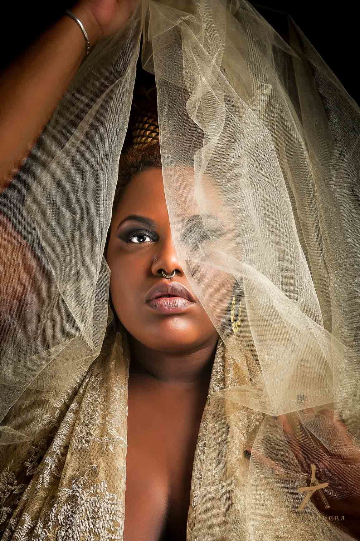 mulher negra preta gorda obesa obesidade gordura barriga nega cachos sarará cabelos makeup bumbum nádegas pose posando sensual sexy sensualidade empoderamento feminino ensaio fotografico book feminino retrato fine art estúdio sp
