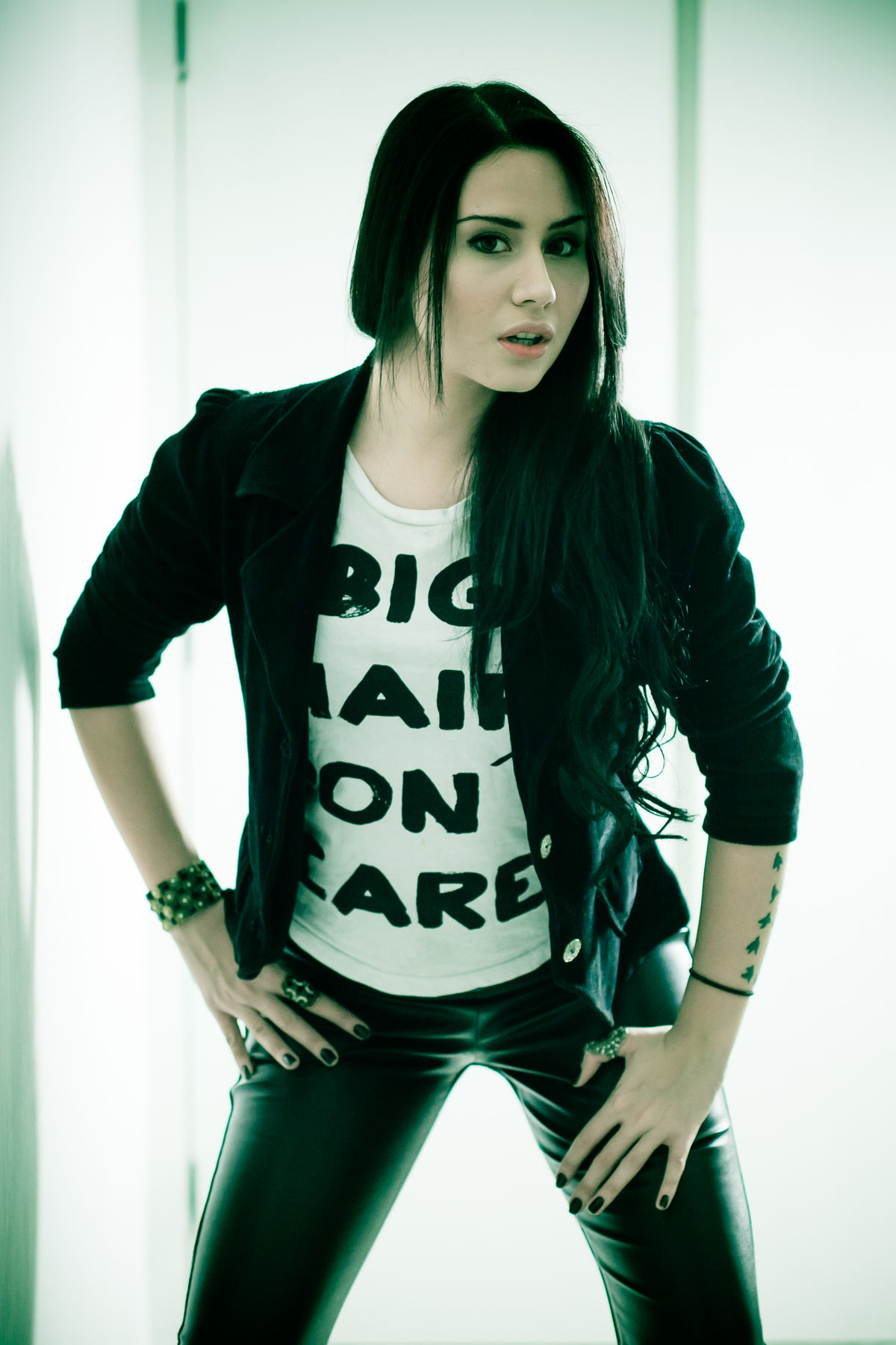 ENSAIO FOTOGRAFICO FEMININO SENSUAL BOUDOIR SEXY CASA RESIDENCIA LOCAÇÃO EXTERNA QUARTO SUITE BANHEIRO MAKE ARTISTICA MEIA CALÇA BOTA SALTO BATOM MEIA CALÇA LUZES CORES PRETO BASICO MAQUIAGEM PENTEADO EMPODERAMENTO MULHER
