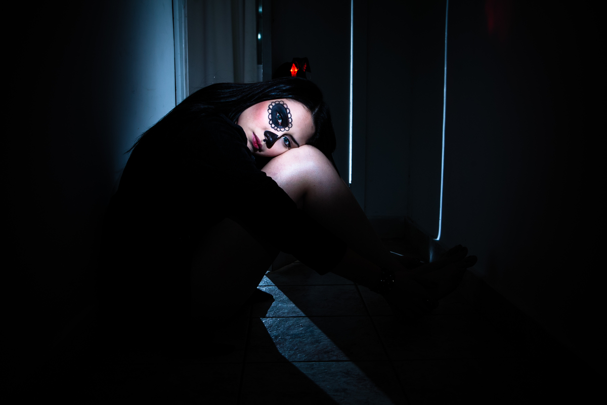 ENSAIO FOTOGRAFICO FEMININO SENSUAL BOUDOIR SEXY CASA RESIDENCIA LOCAÇÃO EXTERNA QUARTO SUITE BANHEIRO MAKE ARTISTICA MEIA CALÇA BOTA SALTO BATOM MEIA CALÇA LUZES CORES PRETO BASICO MAQUIAGEM PENTEADO EMPODERAMENTO MULHER
