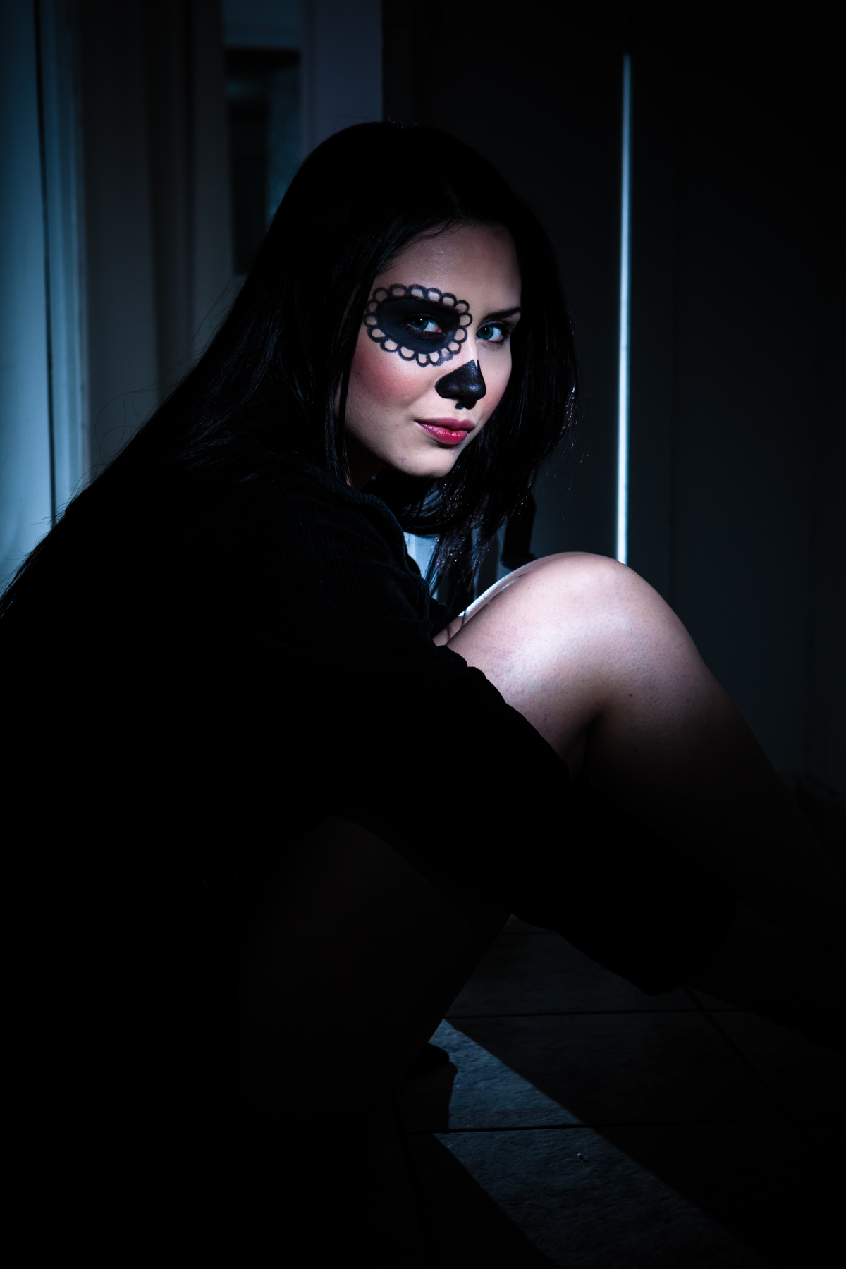 ENSAIO FOTOGRAFICO FEMININO SENSUAL BOUDOIR SEXY CASA RESIDENCIA LOCAÇÃO EXTERNA QUARTO SUITE BANHEIRO MAKE ARTISTICA MEIA CALÇA BOTA SALTO BATOM MEIA CALÇA LUZES CORES PRETO BASICO MAQUIAGEM PENTEADO EMPODERAMENTO MULHER
