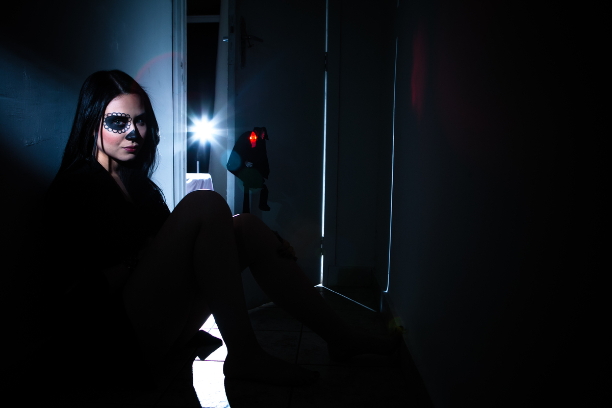 ENSAIO FOTOGRAFICO FEMININO SENSUAL BOUDOIR SEXY CASA RESIDENCIA LOCAÇÃO EXTERNA QUARTO SUITE BANHEIRO MAKE ARTISTICA MEIA CALÇA BOTA SALTO BATOM MEIA CALÇA LUZES CORES PRETO BASICO MAQUIAGEM PENTEADO EMPODERAMENTO MULHER
