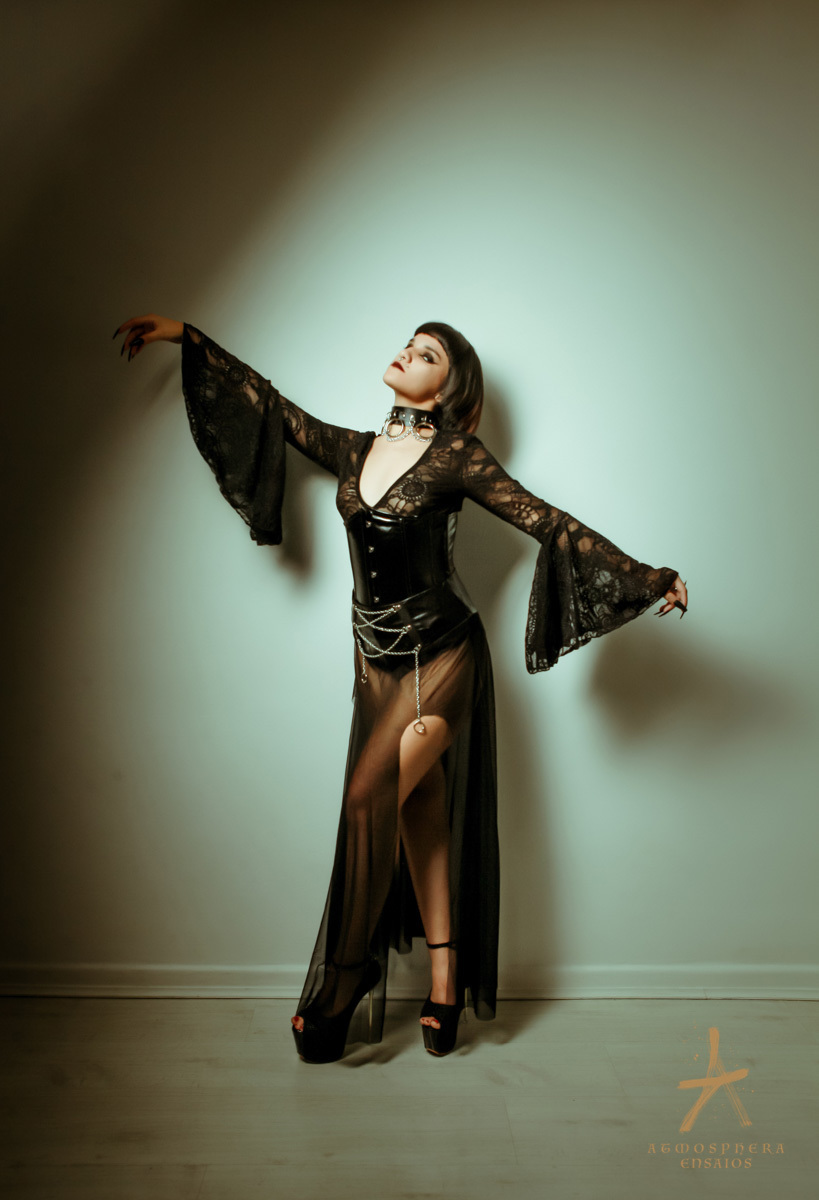 Ensaio Sensual Feminino Mulher Modelo Profissional Fotógrafo de Estúdio São Paulo Boudoir Sensualidade Erotismo Lingerie Sexy Moda Fashion body BDSM salto alto agulha maquiagem cabelo olhar atitude empoderamento joias acessórios iluminação vestido preto