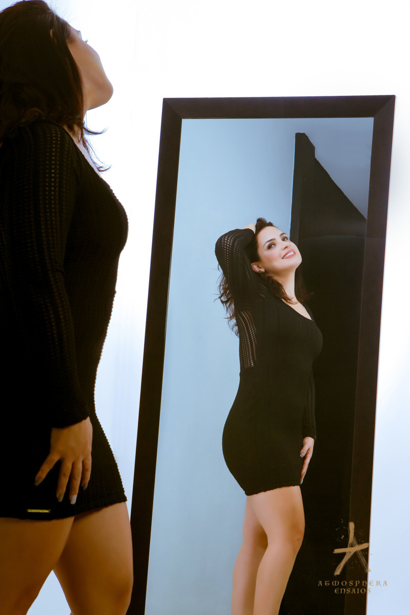 Ensaio Sensual Feminino Estúdio Centro de São Paulo, mulher madura +30 morena espelho Book Sexy Cabelos longos Fotografia profissional para mulheres fotógrafo especializado em beleza feminina