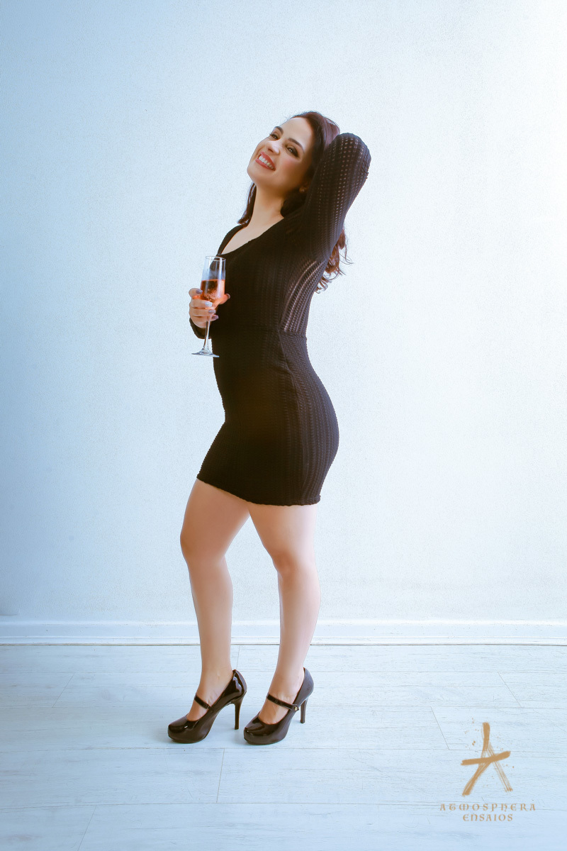 Ensaio Sensual Feminino Estúdio Centro de São Paulo, mulher madura +30 morena espelho Book Sexy Cabelos longos Fotografia profissional para mulheres fotógrafo especializado em beleza feminina brinde champanhe