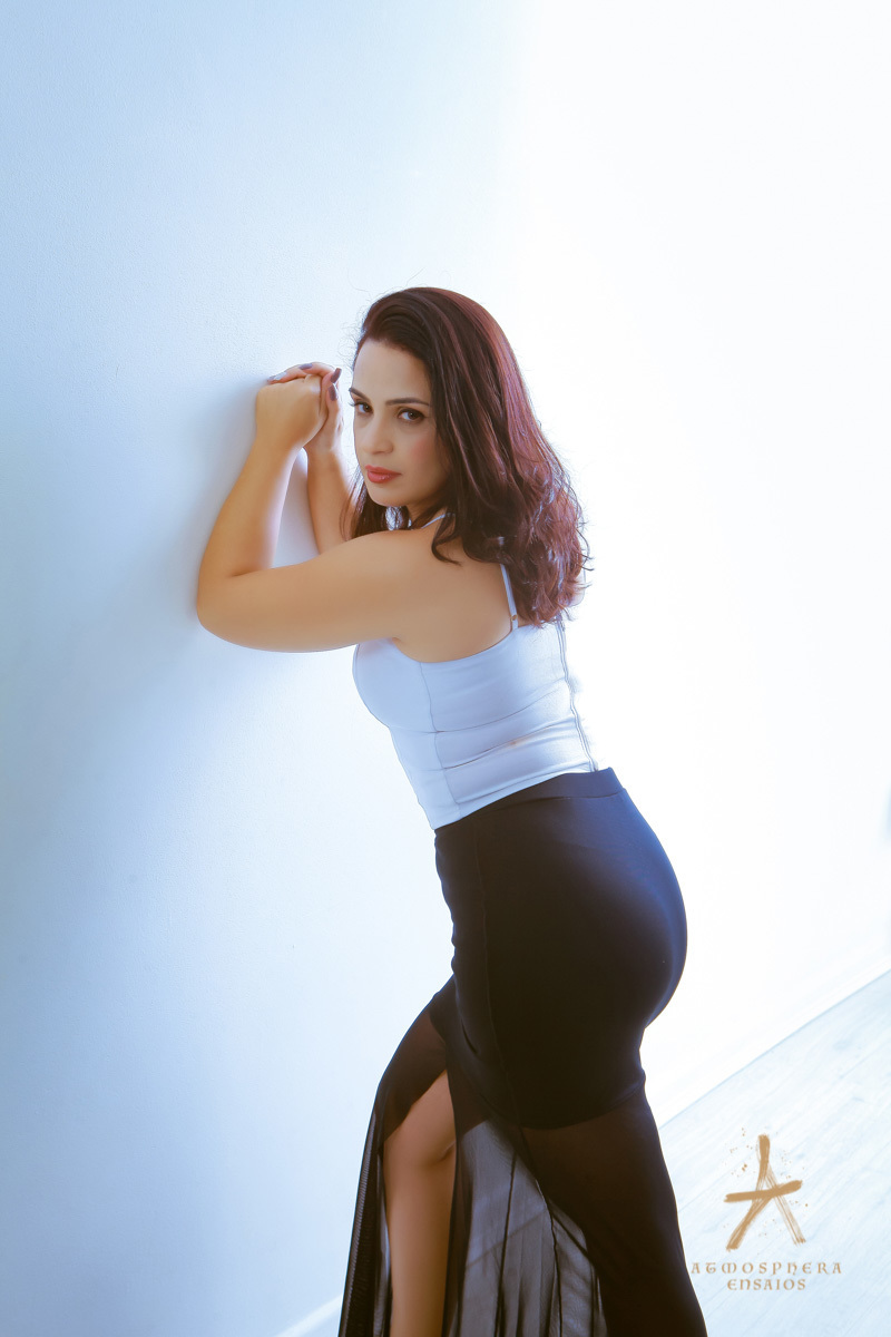 Ensaio Sensual Feminino Estúdio Centro de São Paulo, mulher madura +30 morena espelho Book Sexy Cabelos longos Fotografia profissional para mulheres fotógrafo especializado em beleza feminina apoiada na parede sensualizando