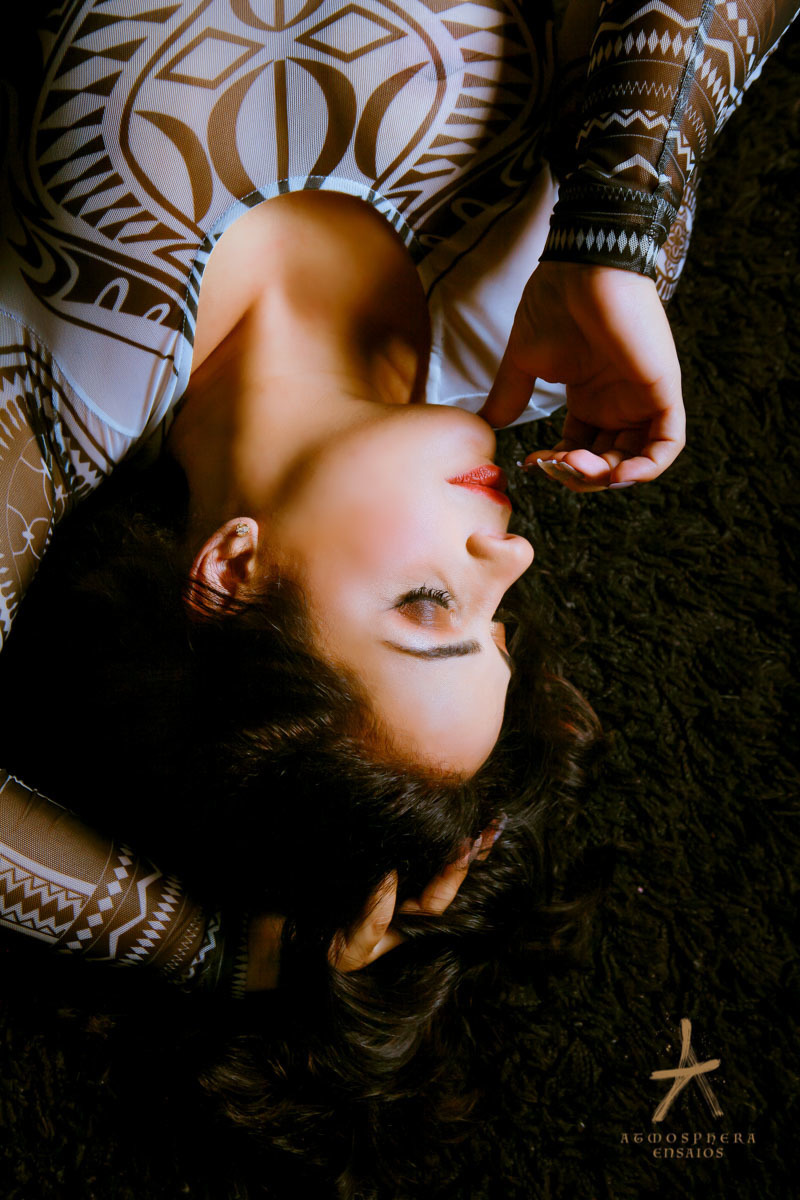 Ensaio Sensual Feminino Estúdio Centro de São Paulo, mulher madura +30 morena espelho Book Sexy Cabelos longos Fotografia profissional para mulheres fotógrafo especializado em beleza feminina body transparente sexy apoiada deitada no chão tapete preto