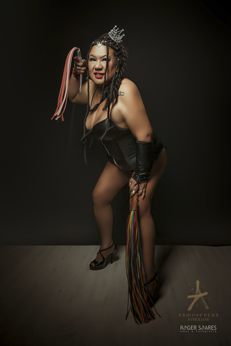 BDSM DOME KIKI DOMINAÇÂO MULHER MADURA NOVINHA NINFETA MILF LINGERIE BODY NEGRA MORENA CHICOTE CHICOTADA CORES VIBRANTES