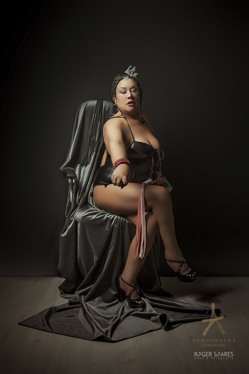 BDSM DOME KIKI DOMINAÇÂO MULHER MADURA NOVINHA NINFETA MILF LINGERIE BODY NEGRA MORENA CHICOTE CHICOTADA CORES VIBRANTES SUBMISSA RAINHA