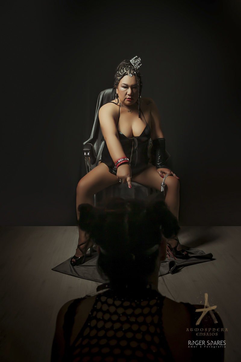 BDSM DOME KIKI DOMINAÇÂO MULHER MADURA NOVINHA NINFETA MILF LINGERIE BODY NEGRA MORENA CHICOTE CHICOTADA CORES VIBRANTES SUBMISSA RAINHA