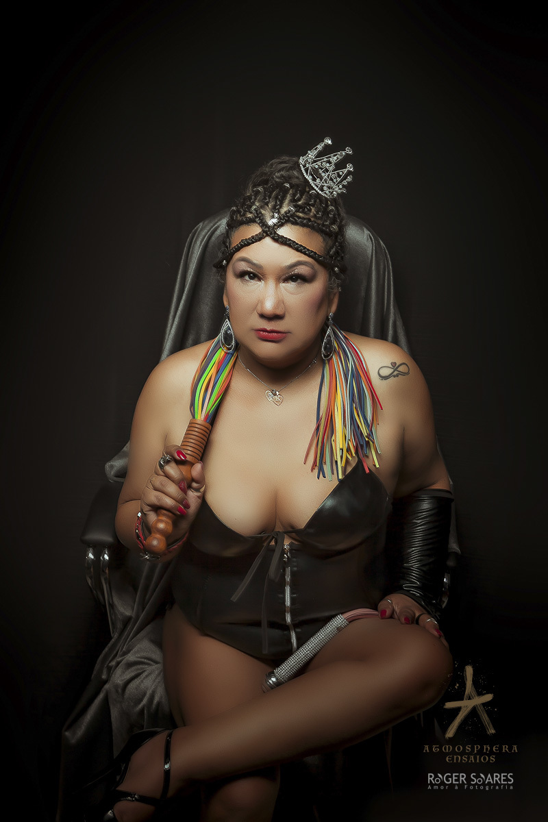 BDSM DOME KIKI DOMINAÇÂO MULHER MADURA NOVINHA NINFETA MILF LINGERIE BODY NEGRA MORENA CHICOTE CHICOTADA CORES VIBRANTES SUBMISSA RAINHA