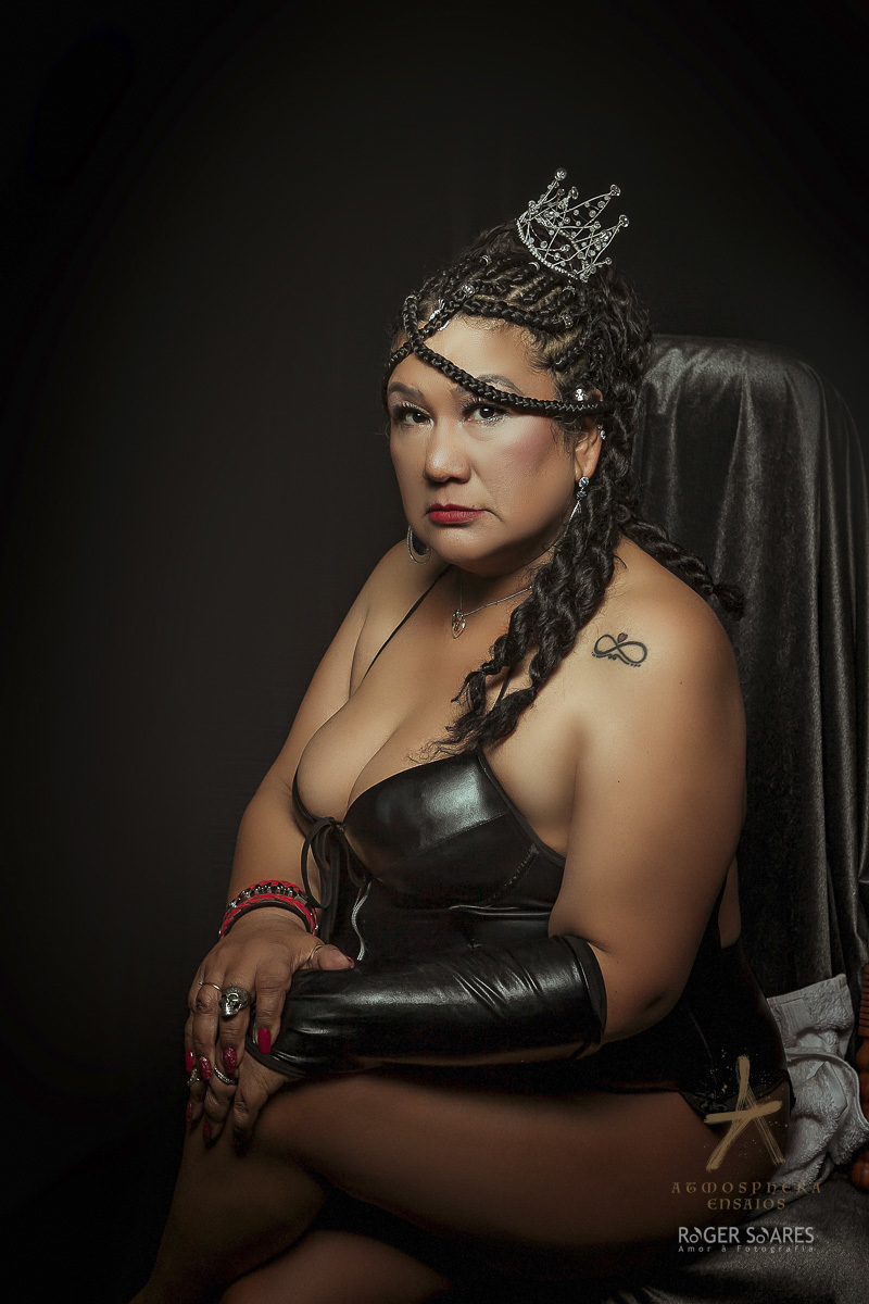 BDSM DOME KIKI DOMINAÇÂO MULHER MADURA NOVINHA NINFETA MILF LINGERIE BODY NEGRA MORENA CHICOTE CHICOTADA CORES VIBRANTES SUBMISSA RAINHA