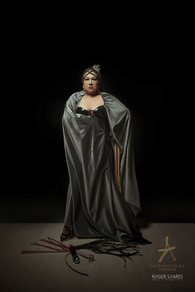 BDSM DOME KIKI DOMINAÇÂO MULHER MADURA NOVINHA NINFETA MILF LINGERIE BODY NEGRA MORENA CHICOTE CHICOTADA CORES VIBRANTES SUBMISSA RAINHA MANTO