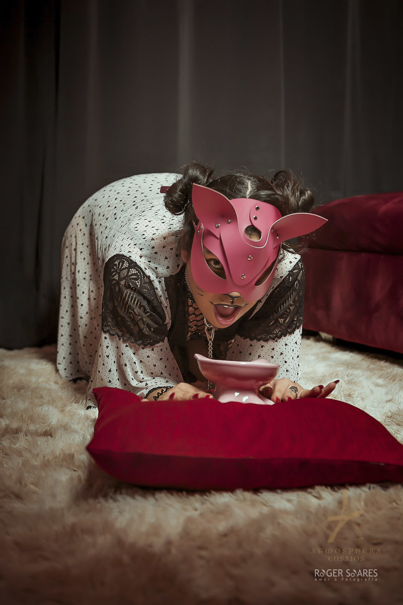 BDSM DOME KIKI DOMINAÇÂO MULHER MADURA NOVINHA NINFETA MILF LINGERIE BODY NEGRA MORENA CHICOTE CHICOTADA CORES VIBRANTES SUBMISSA RAINHA CAMISOLA BRINQUEDO PEÇA