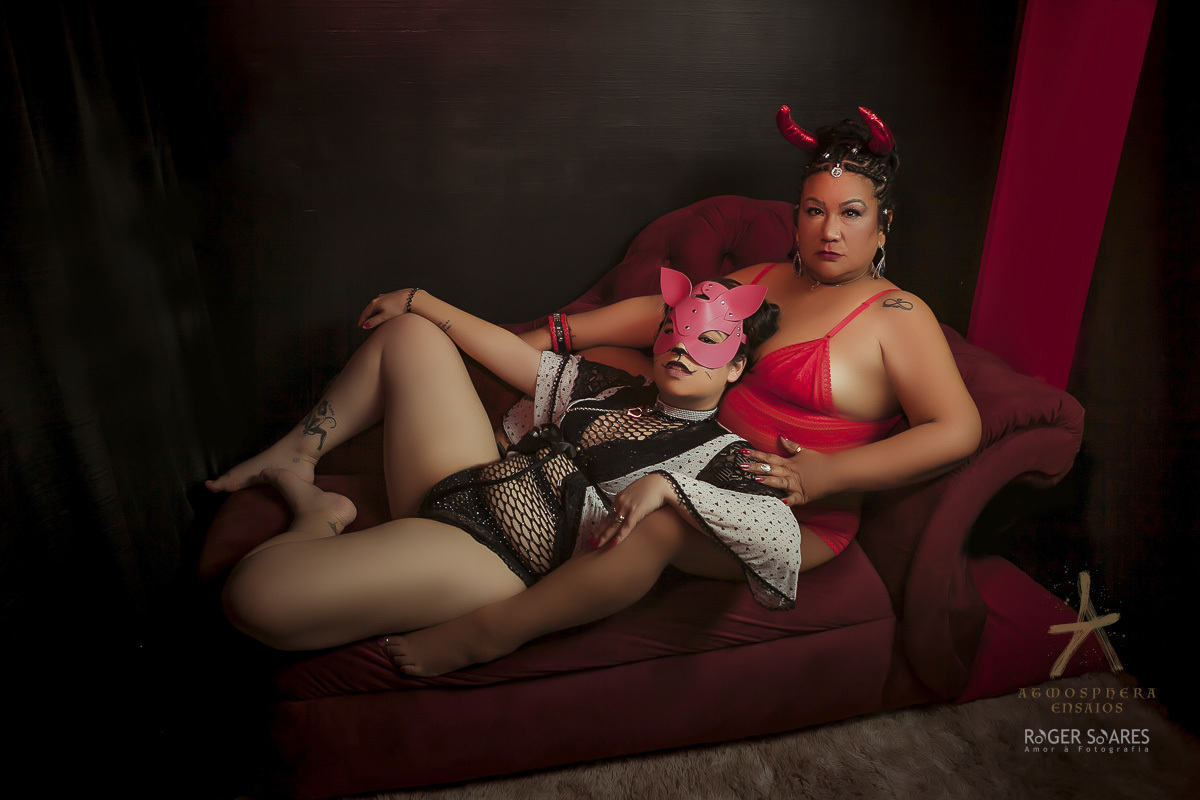 BDSM DOME KIKI DOMINAÇÂO MULHER MADURA NOVINHA NINFETA MILF LINGERIE BODY NEGRA MORENA CHICOTE CHICOTADA CORES VIBRANTES SUBMISSA RAINHA CAMISOLA BRINQUEDO PEÇA