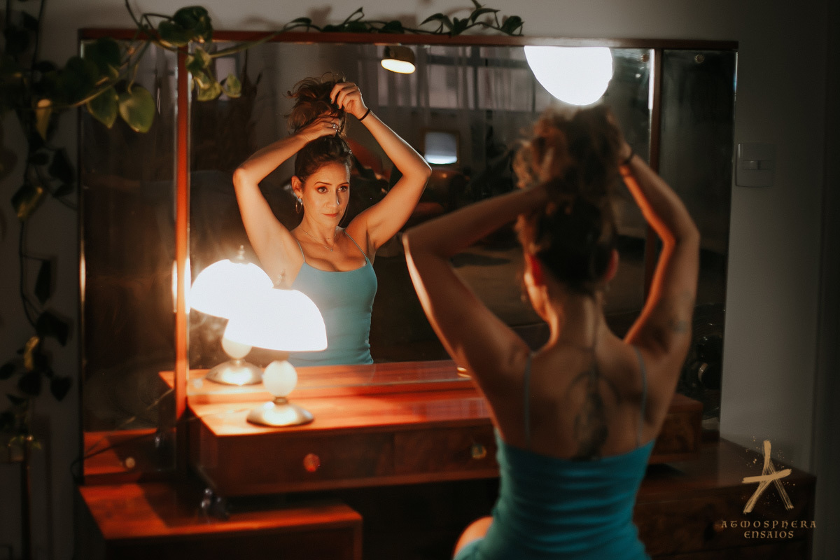 ENSAIO SENSUAL DE CASAL AMOR PAIXÃO EROTISMO COMODA ESPELHO VESTIDO MULHER MORENA CABELOS LONGOS REFLEXO SENSUALIDADE CORPO LIBERAL EROTISMO