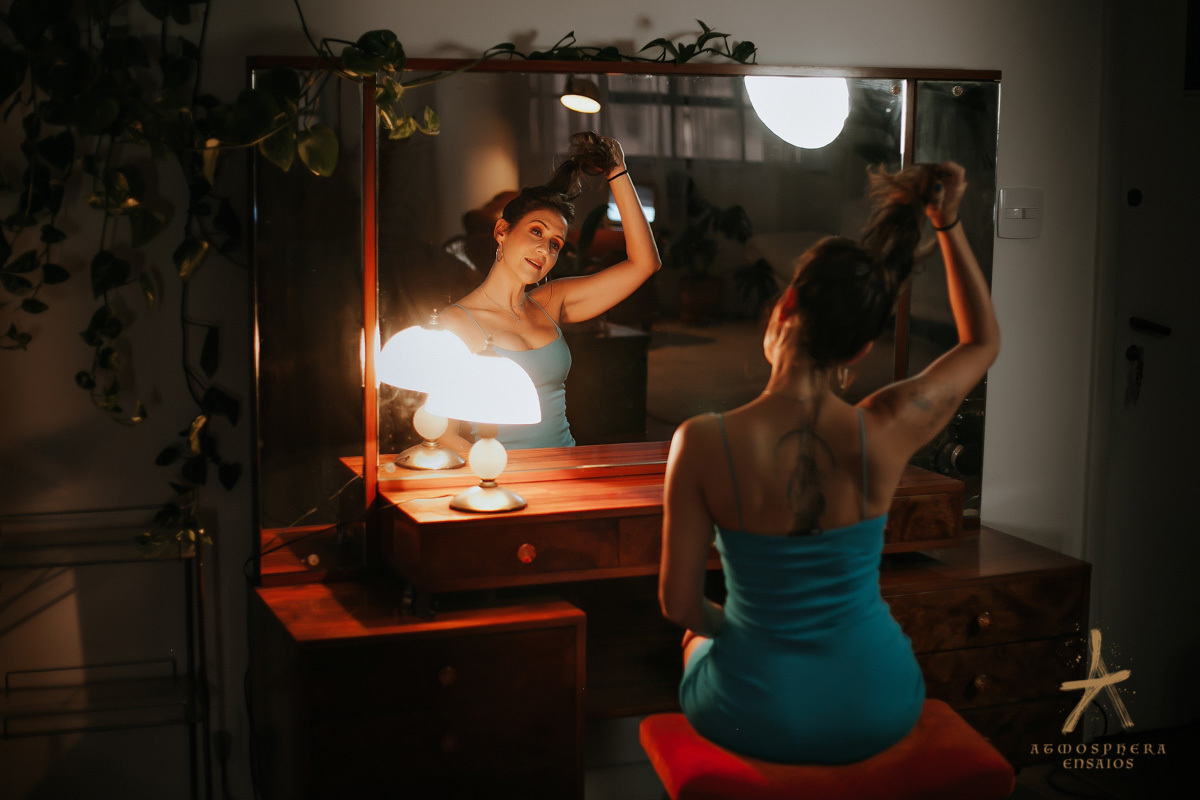 ENSAIO SENSUAL DE CASAL AMOR PAIXÃO EROTISMO COMODA ESPELHO VESTIDO MULHER MORENA CABELOS LONGOS REFLEXO SENSUALIDADE CORPO LIBERAL EROTISMO