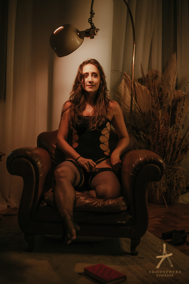 ENSAIO SENSUAL DE CASAL AMOR PAIXÃO EROTISMO COMODA ESPELHO VESTIDO MULHER MORENA CABELOS LONGOS REFLEXO SENSUALIDADE CORPO LIBERAL EROTISMO LIVRO LEITURA COMODA SOFÁ LUMINÁRIA