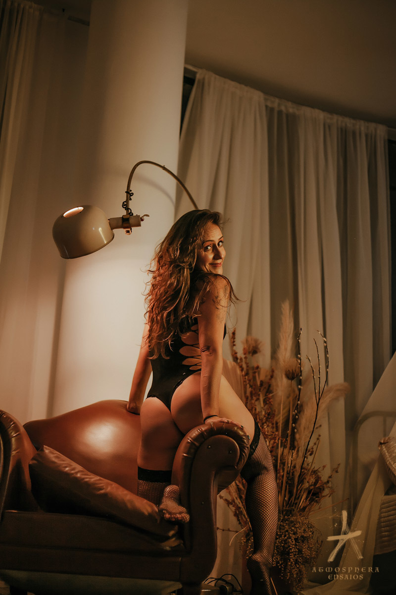 ENSAIO SENSUAL DE CASAL AMOR PAIXÃO EROTISMO COMODA ESPELHO VESTIDO MULHER MORENA CABELOS LONGOS REFLEXO SENSUALIDADE CORPO LIBERAL EROTISMO LIVRO LEITURA COMODA SOFÁ LUMINÁRIA