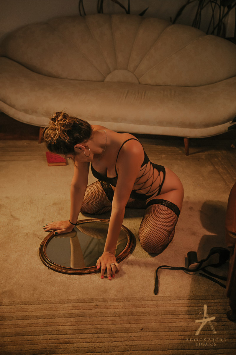 ENSAIO SENSUAL DE CASAL AMOR PAIXÃO EROTISMO COMODA ESPELHO VESTIDO MULHER MORENA CABELOS LONGOS REFLEXO SENSUALIDADE CORPO LIBERAL EROTISMO LIVRO LEITURA COMODA SOFÁ LUMINÁRIA TAPETE CHÃO