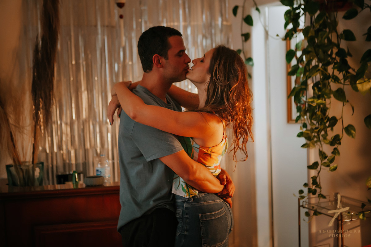 ENSAIO SENSUAL DE CASAL AMOR PAIXÃO EROTISMO COMODA ESPELHO VESTIDO MULHER MORENA CABELOS LONGOS REFLEXO SENSUALIDADE CORPO LIBERAL EROTISMO LIVRO LEITURA COMODA SOFÁ LUMINÁRIA CAMA KING SIZE EDREDON CALCINHA MARIDO BEIJOS CARINHO