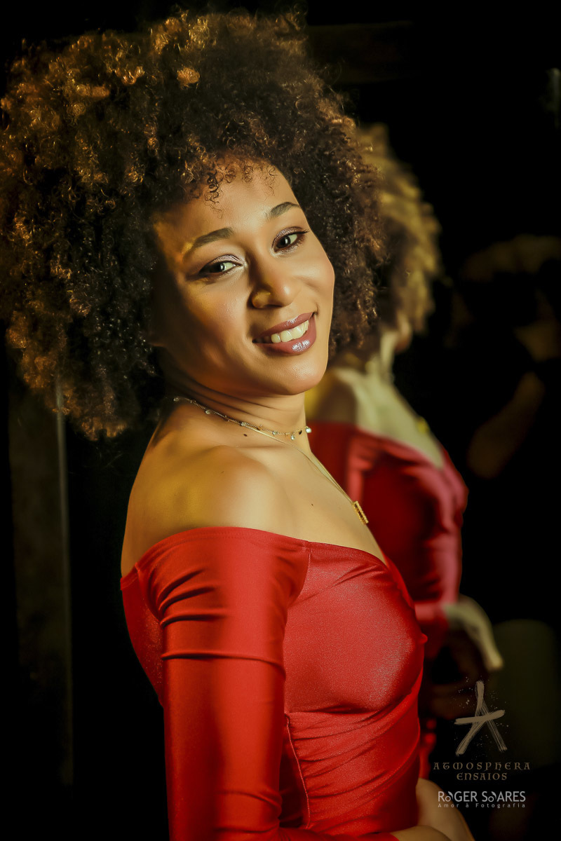MULHER NEGRA MAGRA CABELOS CACHEADOS BLACK CRESPO VESTIDO DE GALA SALTO ALTO MAQUIAGEM ENSAIO FOTOGRAFICO ESTUDIO ESPELHO REFLEXO OLHAR TATUAGEM SENSUALIDADE ALEGRIA FELICIDADE