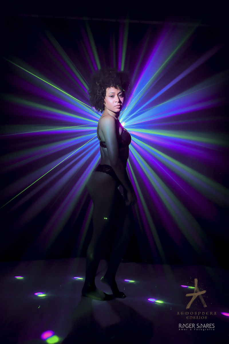 MULHER NEGRA MAGRA CABELOS CACHEADOS BLACK CRESPO VESTIDO DE GALA SALTO ALTO MAQUIAGEM ENSAIO FOTOGRAFICO ESTUDIO ESPELHO REFLEXO OLHAR TATUAGEM SENSUALIDADE ALEGRIA FELICIDADE CASUAL LINGERIE LASER COLORIDOS CORES TAÇA DRINK BEBIDA