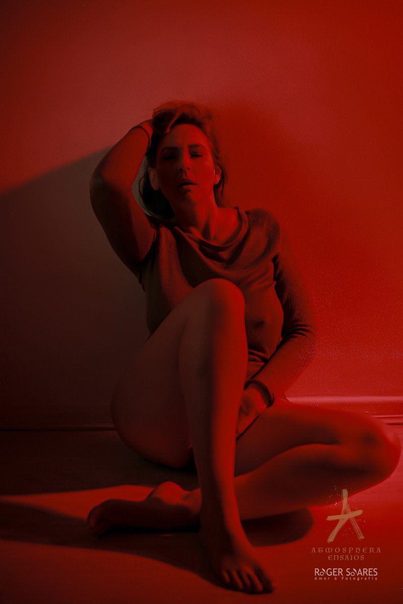 ENSAIO MODELO PROFISSIONAL MODA FASHION LOOK MAKEUP MAKINGOF YOGA PILATES PROGRAMA DE TV MULTI SHOW REDE GLOBO ESTUDIO BOOK FOTOGRAFICO SENSUAL BOUDOIR SEXY DIVORCIO DIVORCIADA MORENA MUSA BELEZA CABELOS LUZES CAMISOLA CAMISA RED COLORS LED