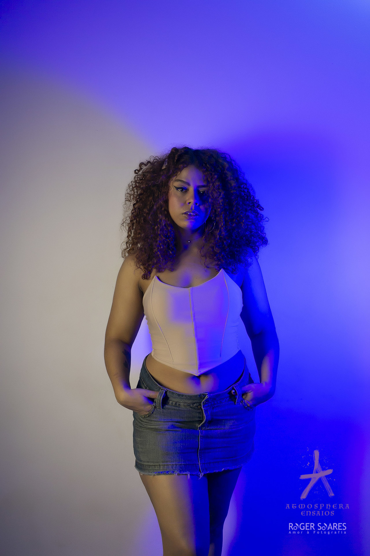 Colors and Light Sensualidade Mulher Preta Negra Cabelo Cachos Crespos Black Power Ondulados Lábios volumosos grossos pernas bumbum seios Sensualidade Sexy Ensaio Book Feminino Sensual Casual Estúdio Iluminação Cores Nu artistico croped