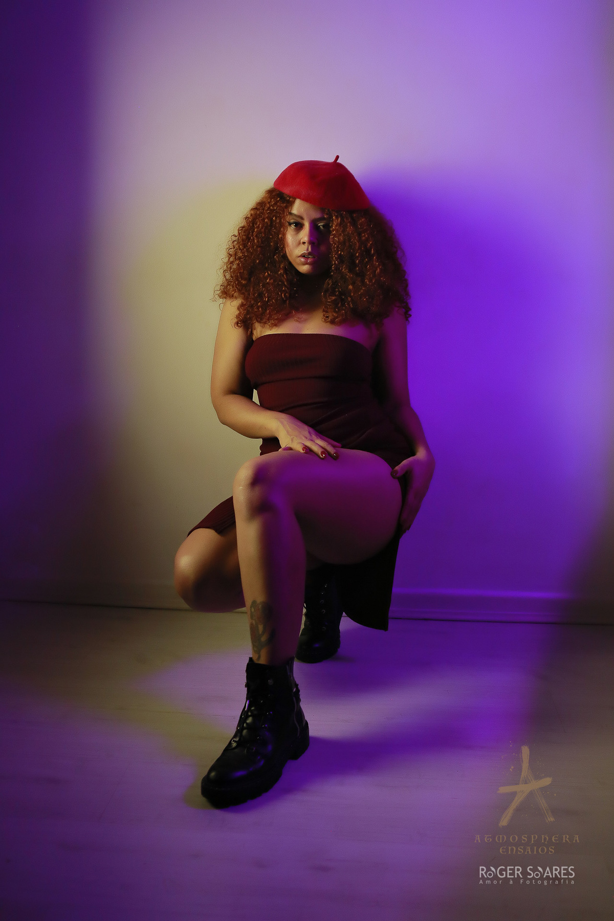 Colors and Light Sensualidade Mulher Preta Negra Cabelo Cachos Crespos Black Power Ondulados Lábios volumosos grossos pernas bumbum seios Sensualidade Sexy Ensaio Book Feminino Sensual Casual Estúdio Iluminação Cores Nu artistico tubinho vestido curto