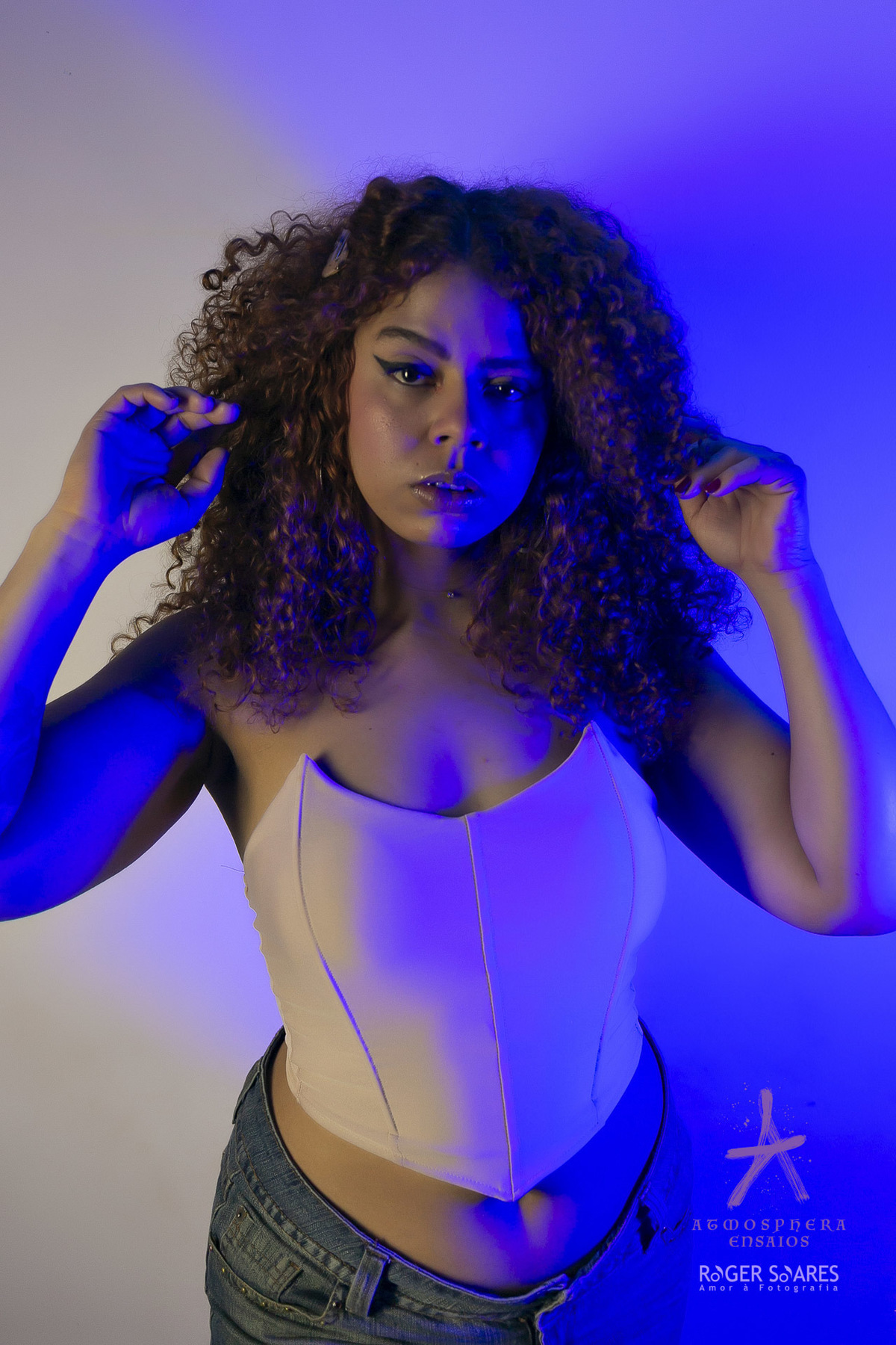 Colors and Light Sensualidade Mulher Preta Negra Cabelo Cachos Crespos Black Power Ondulados Lábios volumosos grossos pernas bumbum seios Sensualidade Sexy Ensaio Book Feminino Sensual Casual Estúdio Iluminação Cores Nu artistico croped